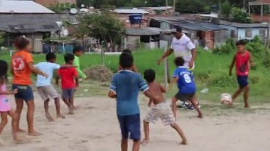 Pobres crianas jogando bola em um campo de areia na comunidade de Manaus, Amazonas - 2018. Fakir çocuklar gecekondu mahallesindeki bir kum tarlasında futebol oynuyorlar..