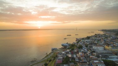 Manaus şehrindeki San Raimundo Orla 'da günbatımının hava manzarası, Amazon - Brezilya