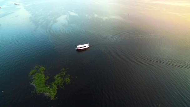 Vista Aérea Barco Navegando Rio Preto Amazonas — Vídeo de Stock