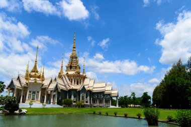 WAT sigara Kum tapınakta Nakhon Ratchasima Tayland