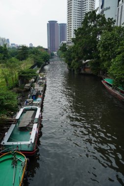 BANGKOK, THAILAND - 25 ARALIK 2019: Tatil sezonunda Platinum moda merkezinin arkasında trafik olmadan sakin kanal.
