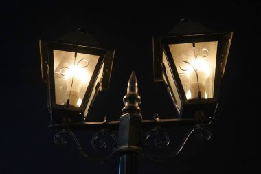 Koyu arkaplanı olan klasik ışık iletisi.