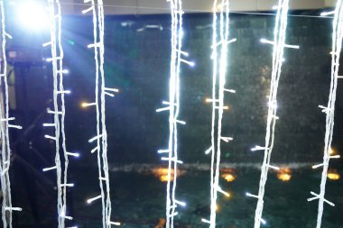 Arkadan sarkan ışık kabloları..