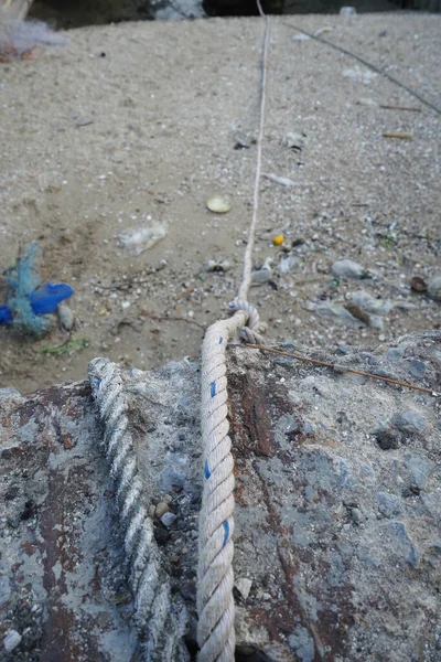 Μια Γραμμή Σχοινιού Απλωμένη Στη Βρώμικη Λευκή Παραλία — Φωτογραφία Αρχείου