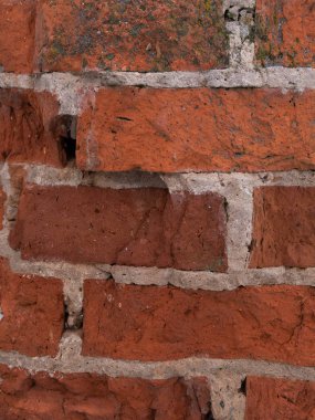Kırık kırmızı tuğla, eski savaş öncesi duvarcılık.