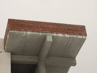 Binanın en üst katındaki beton güneşlikte tuğla işi.