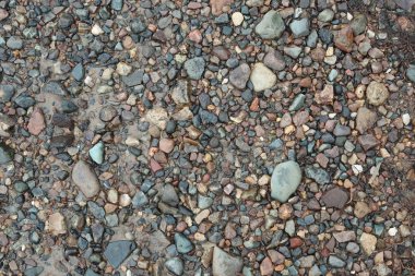 Kışın nehir çakıl taşları