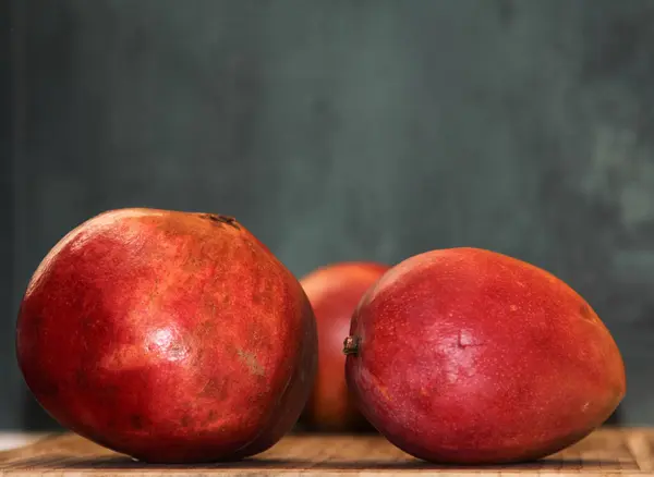 Dos Mangos Rojos Una Granada Madura — Foto de Stock