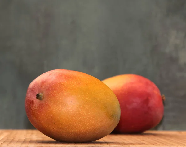 Żółte Dojrzałe Mango Czerwonym Tle — Zdjęcie stockowe