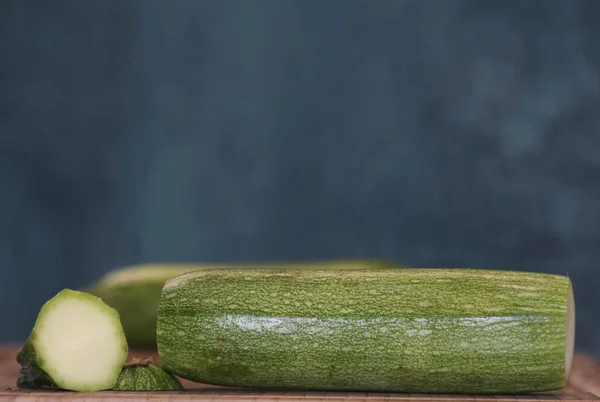 Zucchini Für Die Reinigung Vorbereitet — Stockfoto