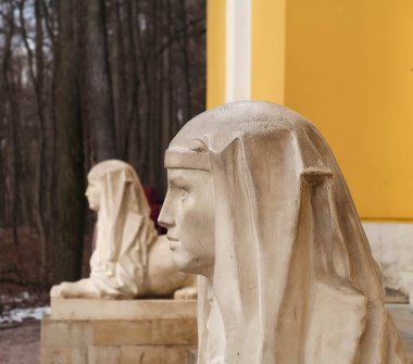 Bir taş sfenks, Tsaritsino parkında diğerinin arka planına karşı.