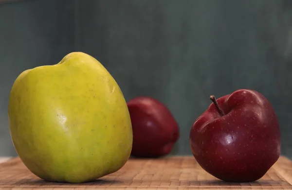 Dwa Czerwone Jedno Duże Zielone Jabłko — Zdjęcie stockowe