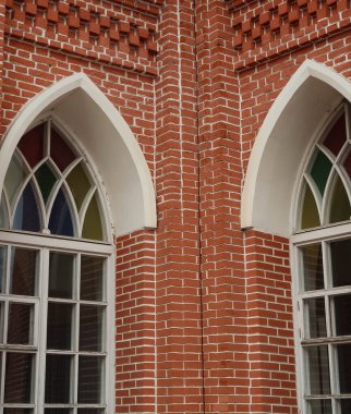 Popo eklemli iki tuğla duvar