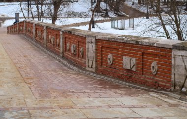 Tuğla çitli taş köprü