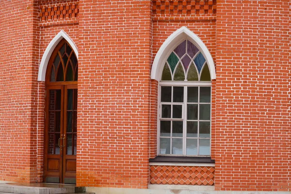 Παράθυρο Και Πόρτα Στην Πρόσοψη Ενός Κτιρίου Από Τούβλα — Φωτογραφία Αρχείου