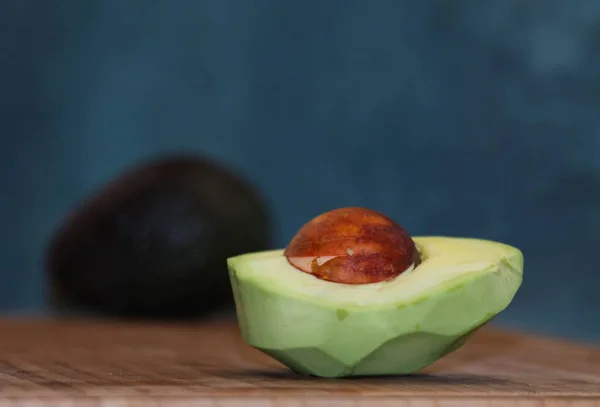 Mezzo Avocado Purificato Uno Sfondo Frutta Non Pelata — Foto Stock