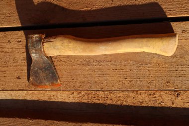 Paslı eski bir balta.