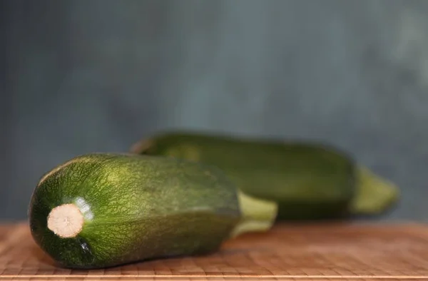 Une Courgette Verte Sur Fond Une Autre — Photo