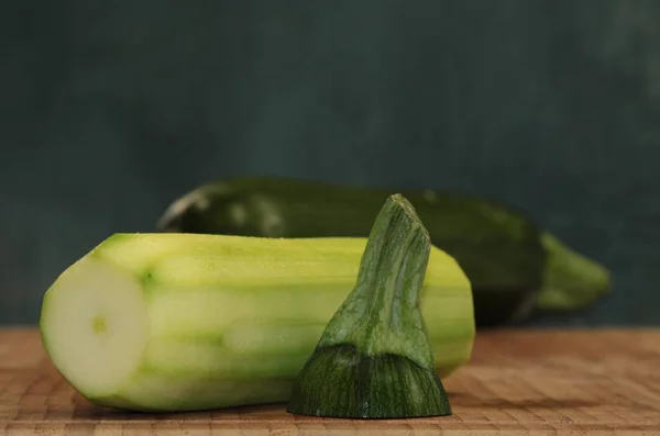 Geschälte Zucchini Mit Geschnittenem Schwanz Auf Ungeschältem Hintergrund — Stockfoto