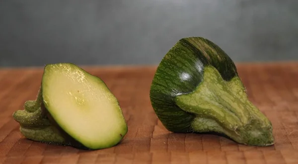 Zwei Geschnittene Schwänze Von Zucchini — Stockfoto
