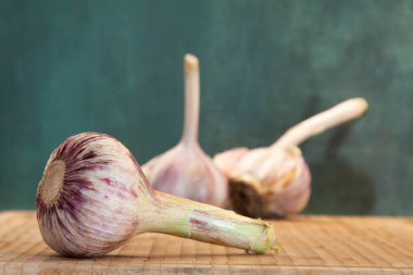 Yalancı sarımsak başı ve geçen senenin iki kafası.