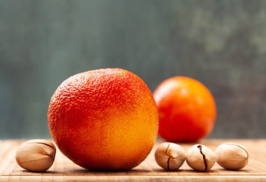 İki Fas kırmızımsı portakal ve peten fıstığı