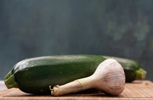Ein Kopf Junger Knoblauch Und Zwei Zucchini — Stockfoto