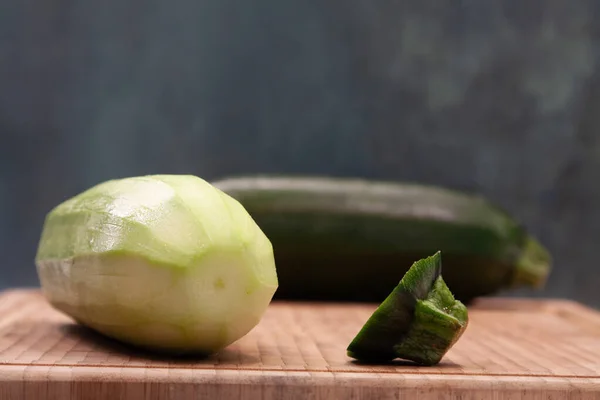 Peeled Zucchini Background Unpeeled — Stock Photo, Image