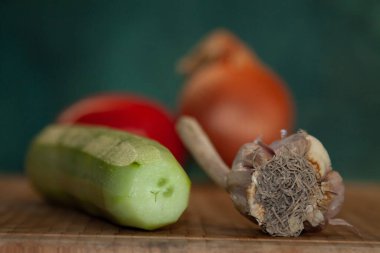 Soyulmuş salatalık ve sarımsak kafa.