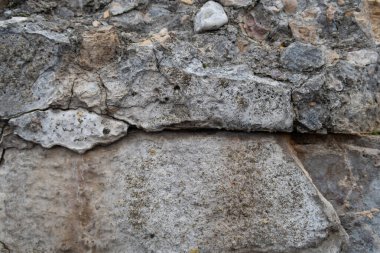Eski bir beton levhanın yıkılmış yüzeyinin yapısı.