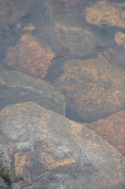 Suyun altından çıkan bir dizi kaya.