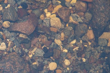 Nehrin dibi sallanıyor.