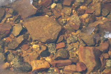  Nehrin kayalık dibi ince buzun altında