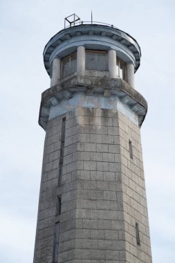 Kanalda terk edilmiş eski deniz feneri