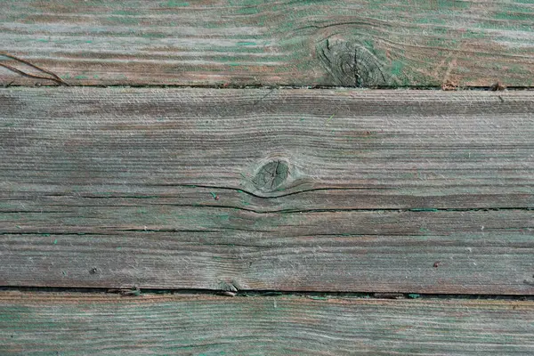 緑の塗料の痕跡と古いプラットフォームのボード上の結び目のペア — ストック写真
