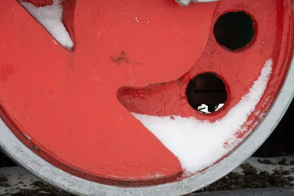Κόκκινος Τροχός Μιας Παλιάς Ατμομηχανής Πασπαλισμένος Χιόνι — Φωτογραφία Αρχείου