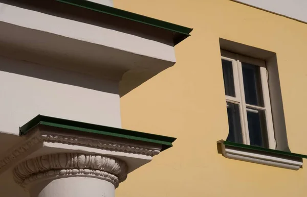 Капітолій Колон Вікно Жовтому Фасаді — стокове фото