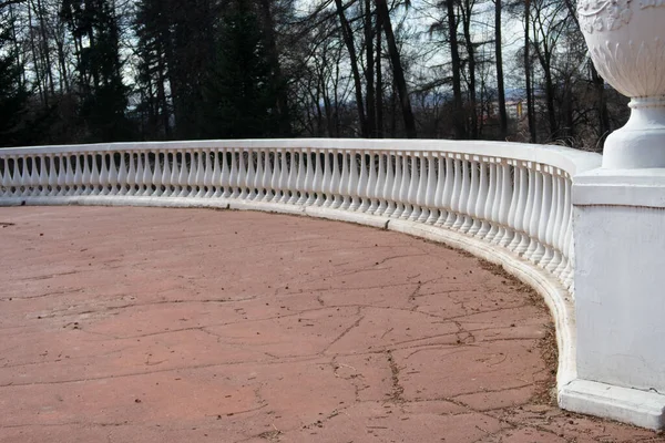 Una Serie Balaustre Bianche Sul Ponte Osservazione — Foto Stock