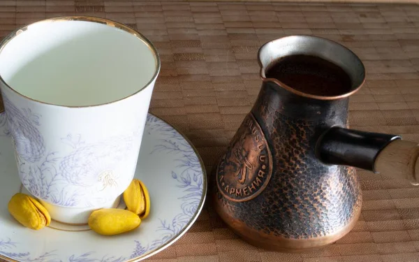 Turk Gorącą Kawą Filiżanką Kawy Pistacjami Spodku — Zdjęcie stockowe