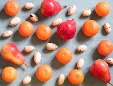 Armutlar, mandalinalar, cevizler, yatay yerleşim