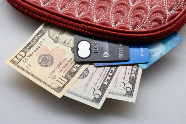 赤い財布 カード 小さなアメリカの銀行券 — ストック写真