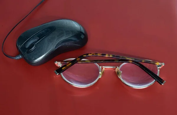 Egér Szemüveg Egy Piros Laptop Öbölben — Stock Fotó