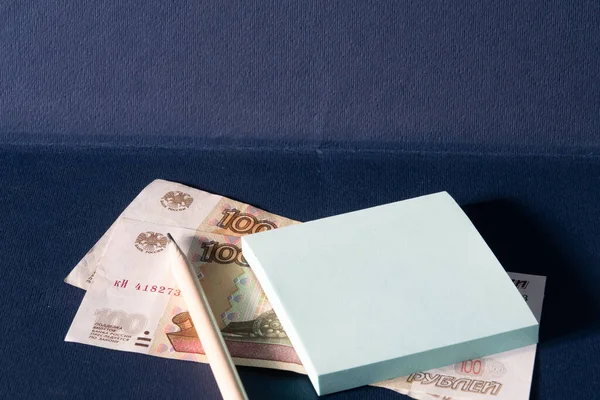 Kalem, yüz ruble banknot, mavi arka planda çıkartma.