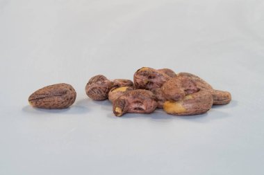 Hafif arka planda tuzlu kavrulmuş kaju fıstığı.