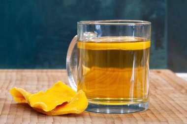 Bardakta kurutulmuş mango ve limon çayı.