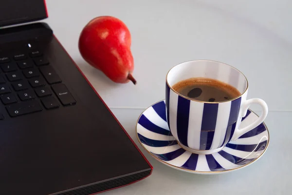 Cup Coffee Saucer Next Laptop Work Internet Work Remotely — Stock Photo, Image