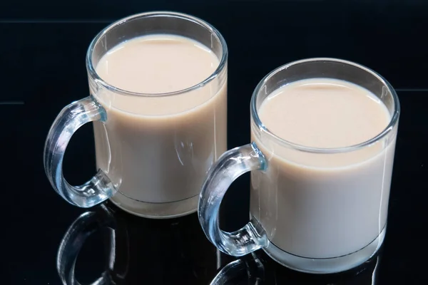 Zwei Glasbecher Mit Tee Mit Milch Auf Einer Glatten Dunklen — Stockfoto