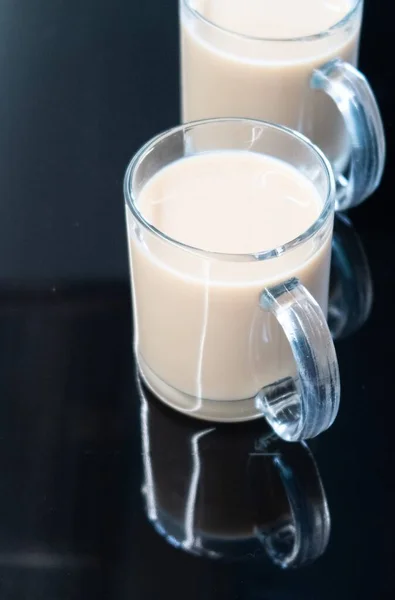Zwei Gläser Tee Mit Milch Auf Dunkler Reflektierender Oberfläche — Stockfoto