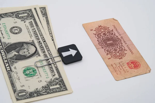 Bir tomar Çin Yuan 'ı, ticaret savaşları, küresel ekonomik kriz, lider değişikliği.