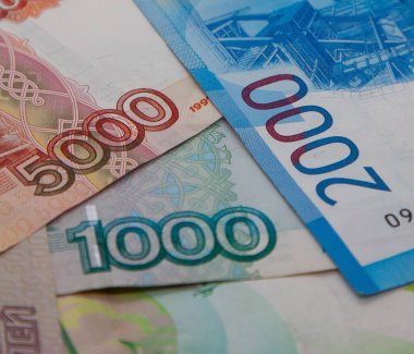 Rus banknotları 1000, 2000 ve 5000 ruble, üçgen.